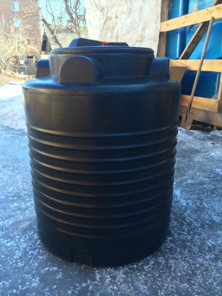 Ёмкость ЭВЛ 300 л. черная с отводом, крышка 450мм 