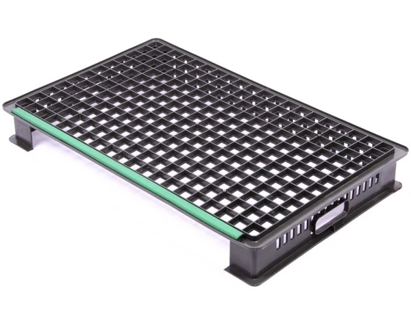 Пластиковый лоток трехбортный 740х465х95 перфорированный
