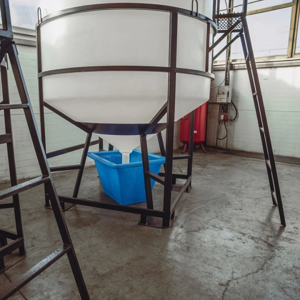 Емкость ЦКТ 5000 л с патрубком 110мм с фланцем под плотность до 1,5 г/см³ белая в обрешетке с лестницей