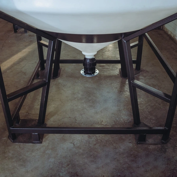 Емкость ЦКТ 5000 л с патрубком 160мм под плотность до 1,5 г/см³ белая в обрешетке с лестницей